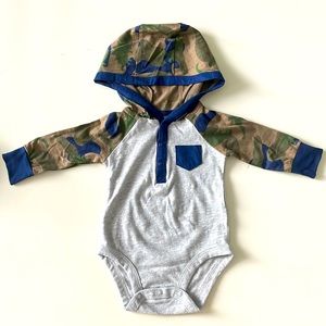 Long sleeve t-shirt with hoodie